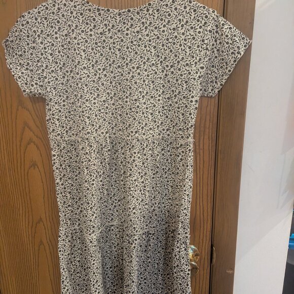 Old Navy Tiered Short Sleeve Dresses Floral Patterns (Lot of 2) Girls-Size Lg - Picture 4 of 6